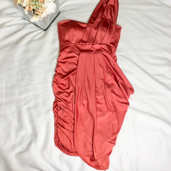 Beautiful Dress. - Picture 2 of 4